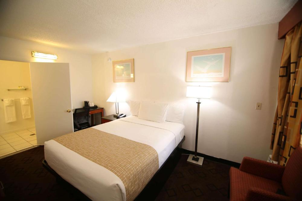 Queen Room - Non-Smoking interior